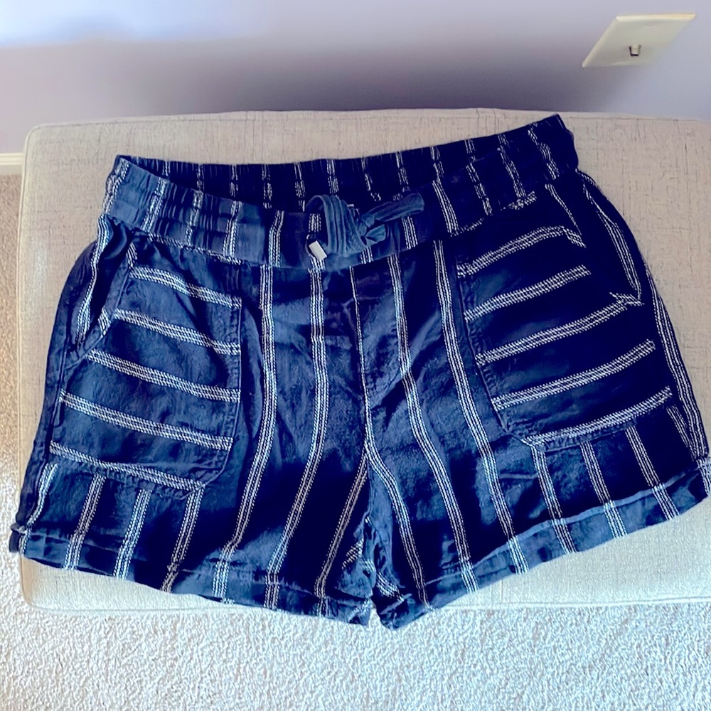 Style & Co black with white design shorts. Juniors M.